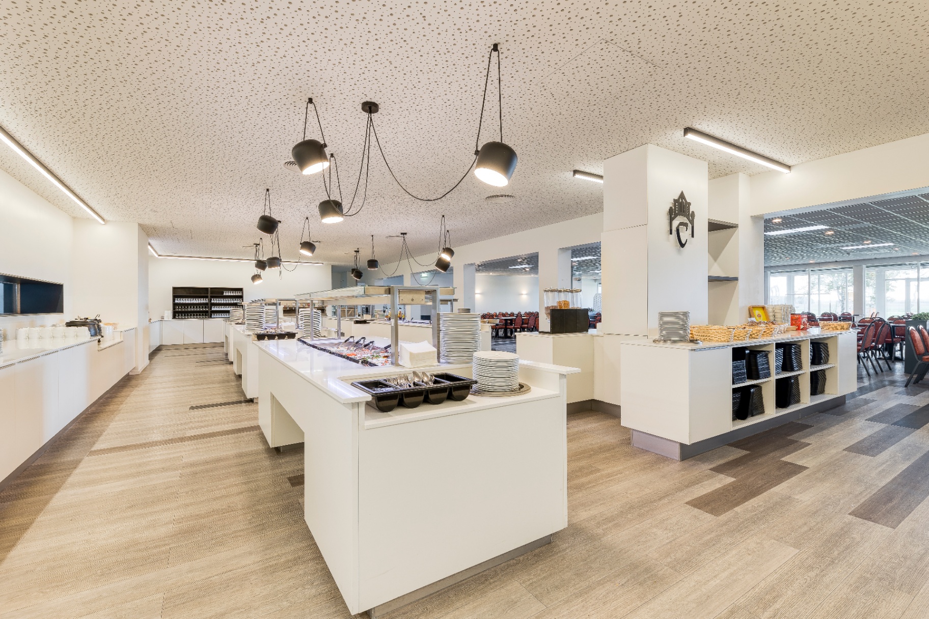 Ruime buffetzaal met kookeilanden bij Corsendonk Duinse Polders