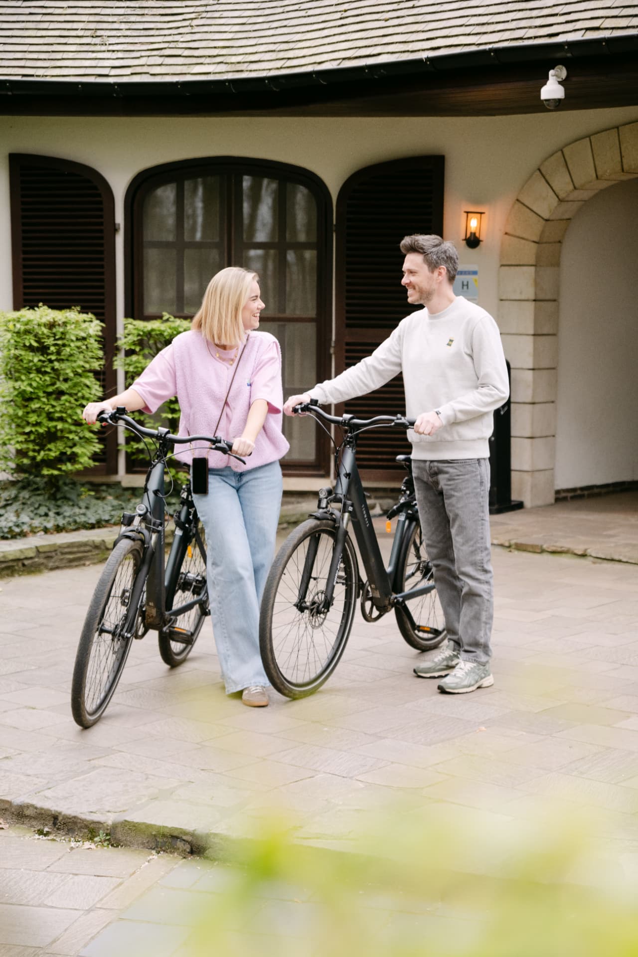 Cycling or walking package with luggage service — arrangement