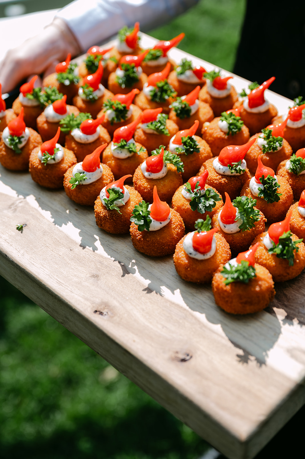 Plank met warme kroketjes en verse kruiden tijdens de receptie