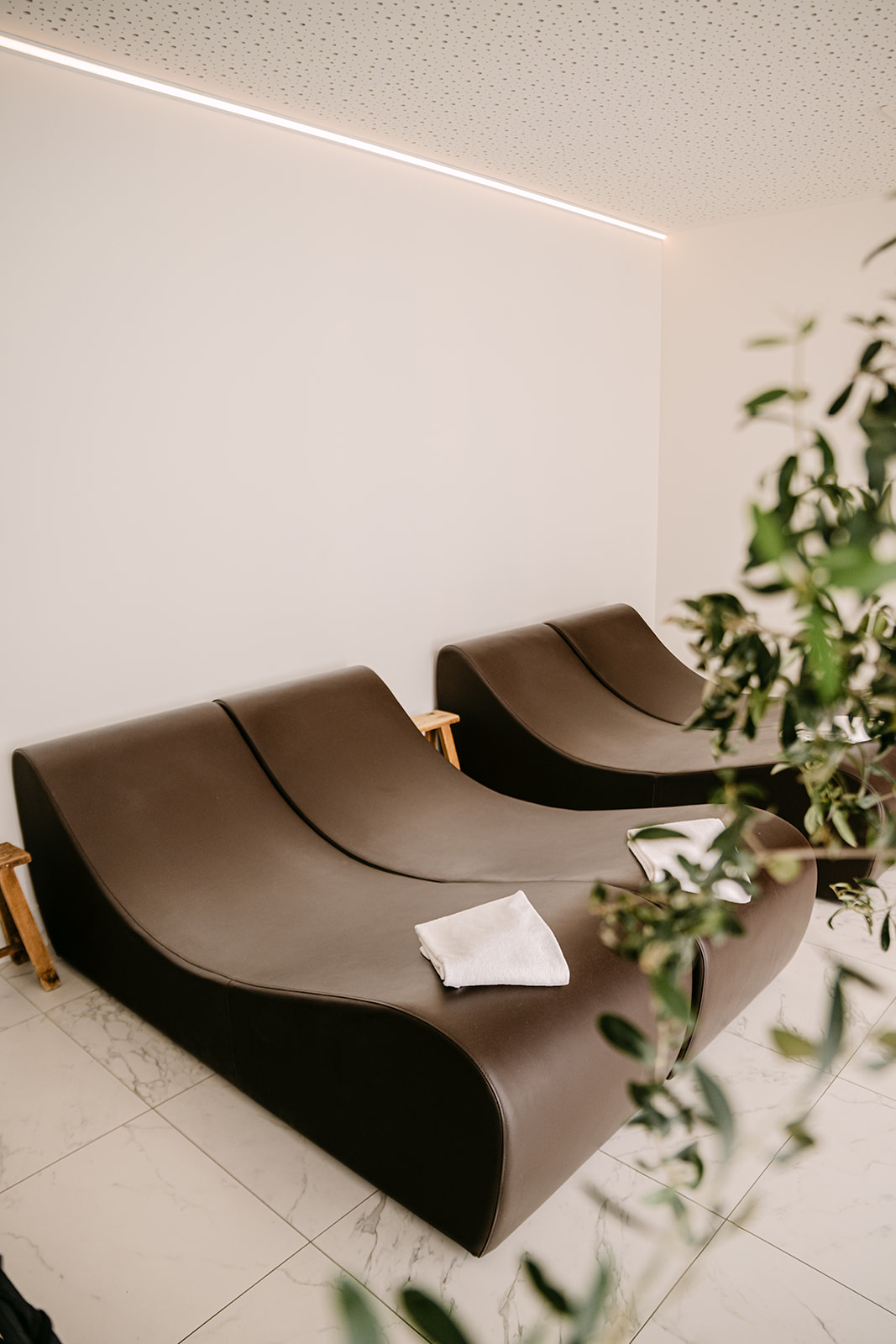 Relaxatieruimte met ligzetels en zacht licht bij Wellness Turnova