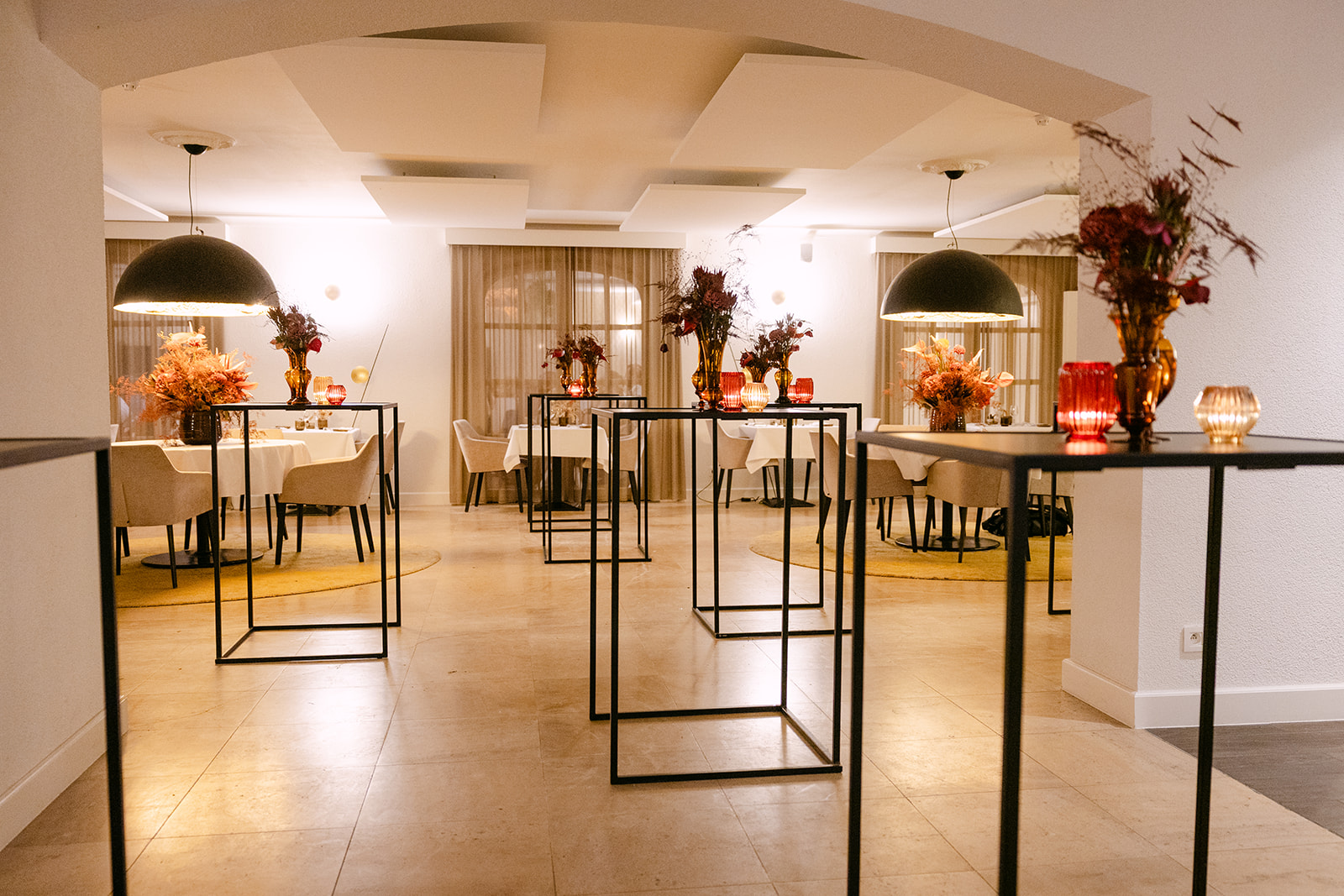Atmospheric reception with standing tables