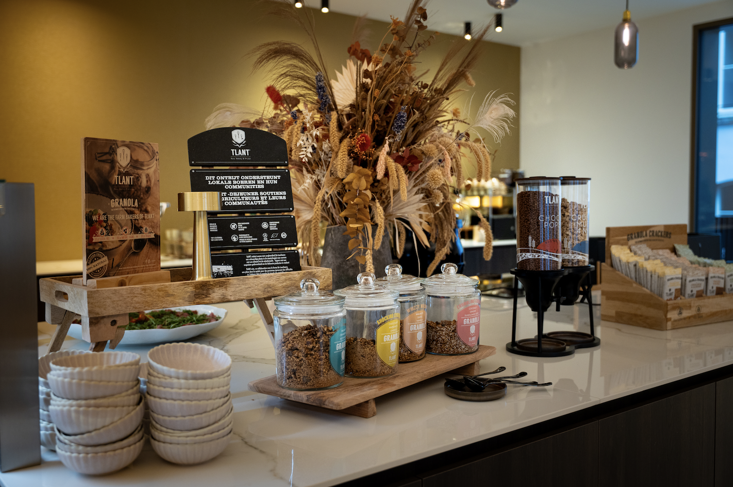 TLANT granola bar met glazen bokalen op het ontbijtbuffet van Corsendonk Turnova