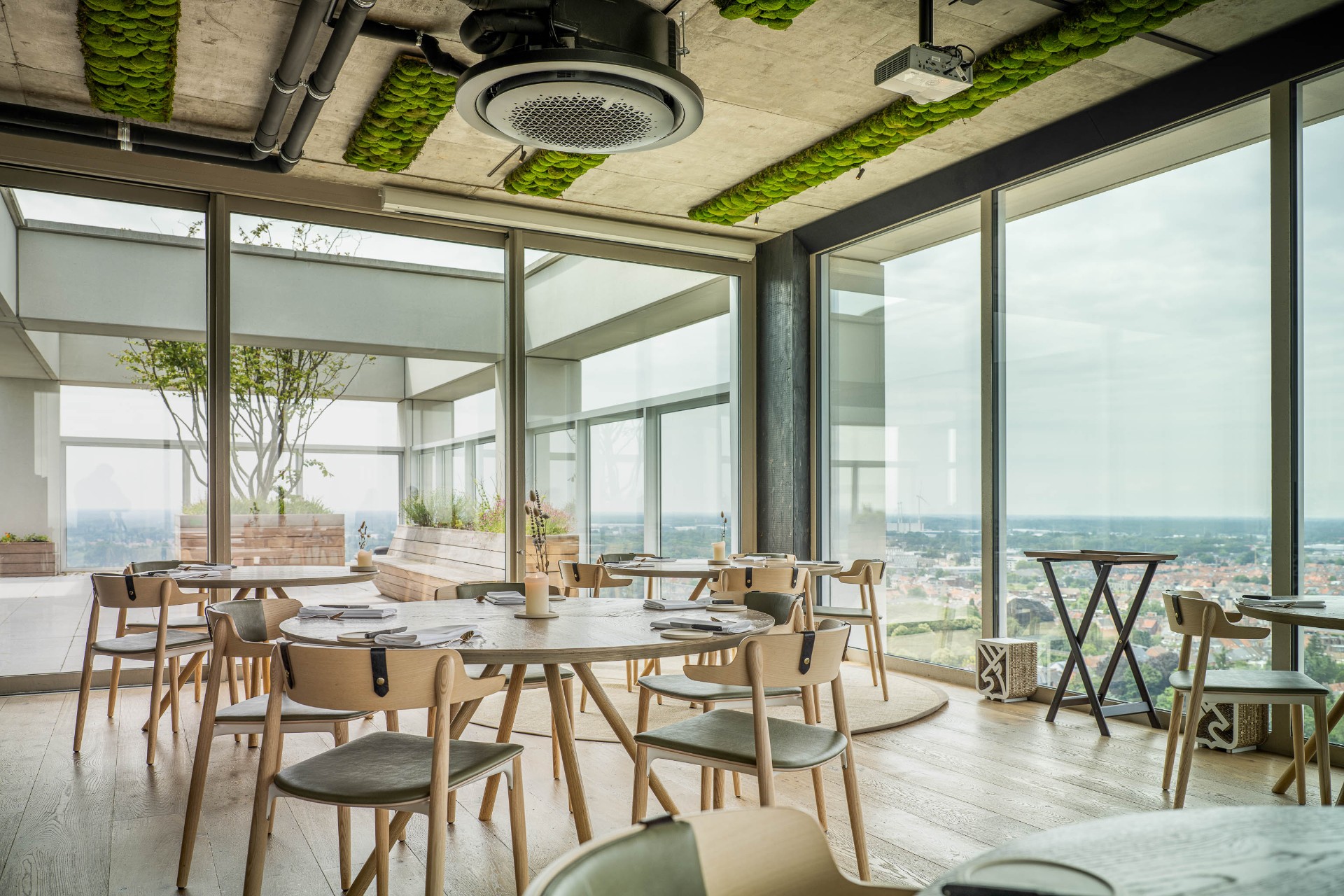 Restaurant Hert bovenaan de Turnova-toren — panoramisch zicht over Turnhout