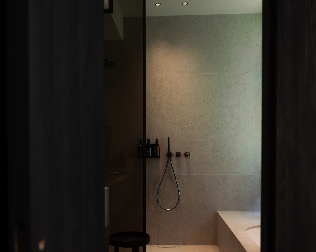 Atmospheric bathroom in the luxurious room at Priorij Corsendonk