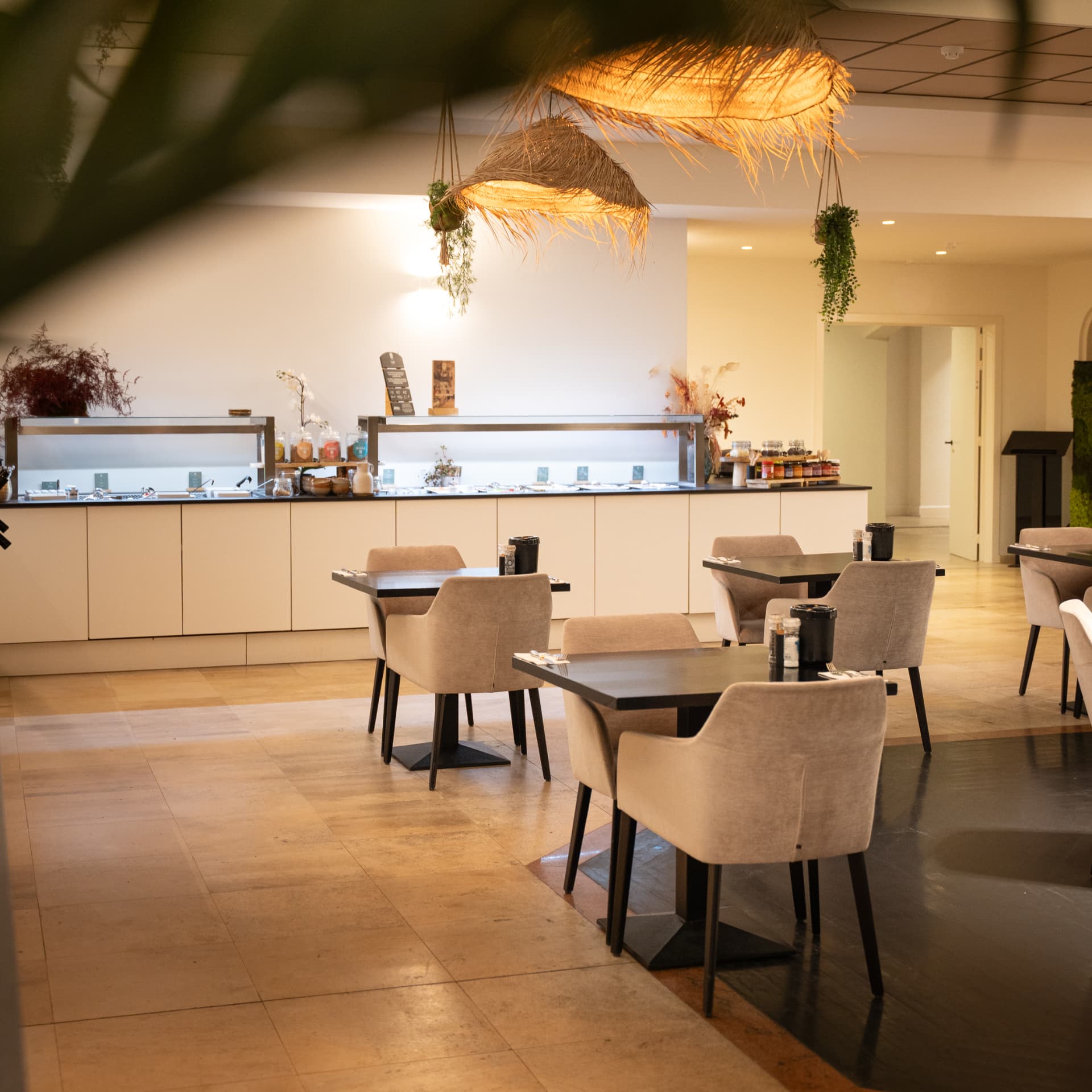 Sfeervolle ontbijtzaal met ruim buffet en gedekte tafels bij Corsendonk Hooge Heyde