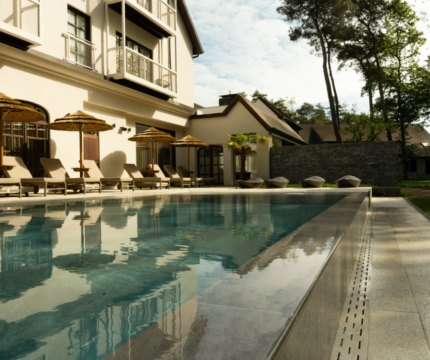 Heated outdoor swimming pool with sunbeds at wellness Namasté, Corsendonk Hooge Heyde in Kasterlee