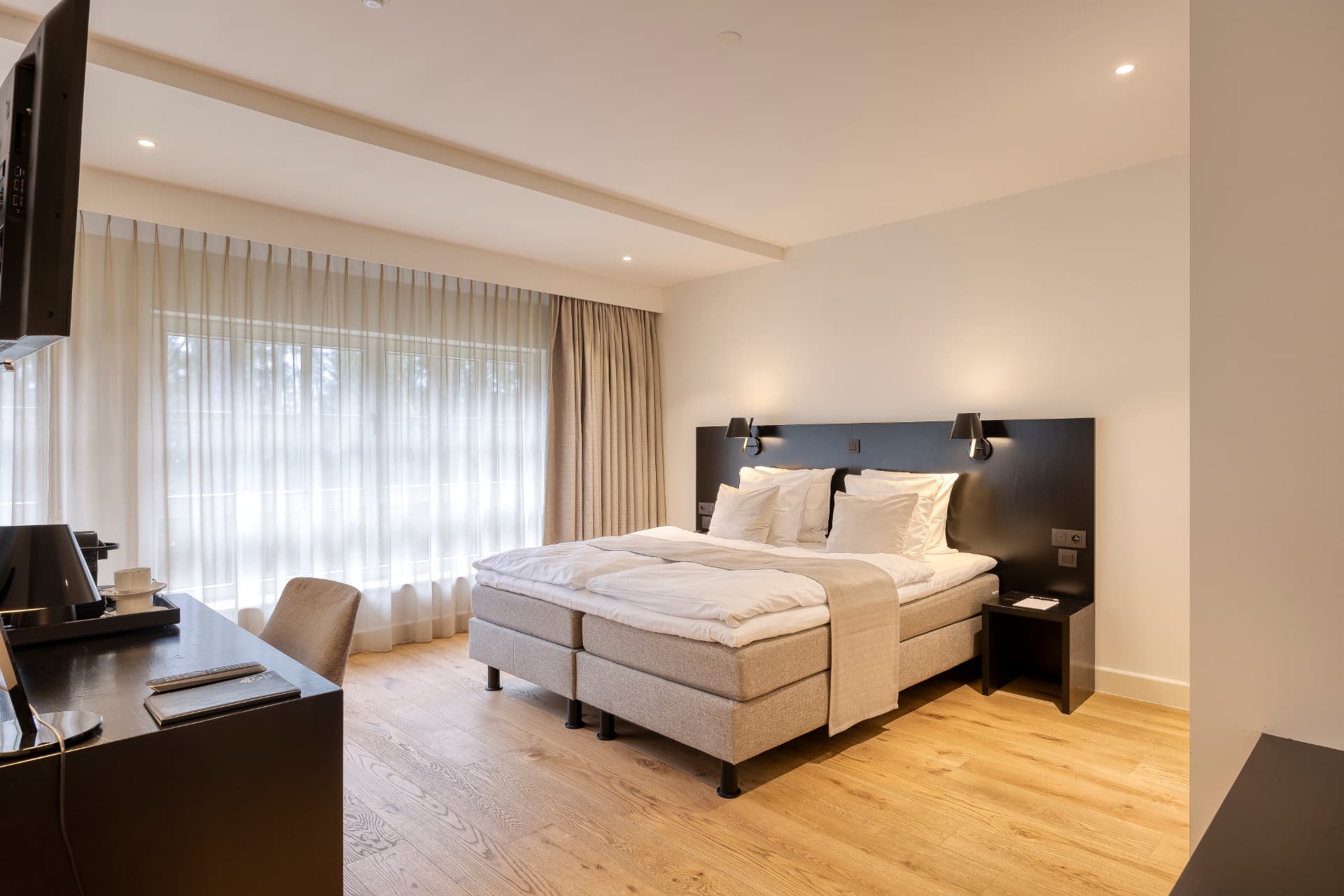 Suite — 1/4