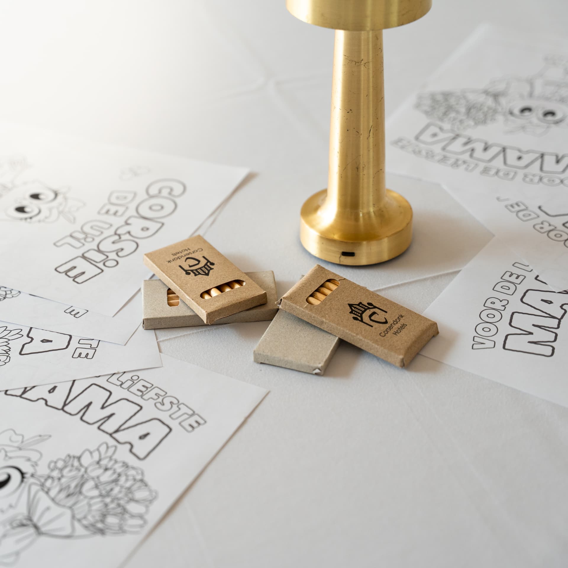 Kleurplaten met Corsendonk-kleurpotloodjes op tafel tijdens de familiebrunch