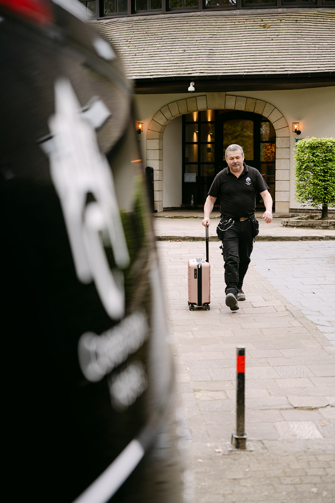 Luggage service at the entrance of Corsendonk Hooge Heyde