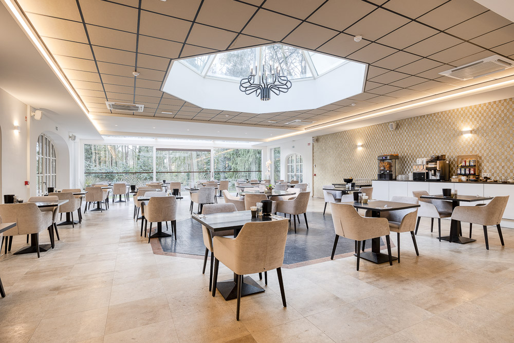 Lichte ontbijtzaal met koepeldak en uitgebreid ontbijtbuffet bij Corsendonk Hooge Heyde