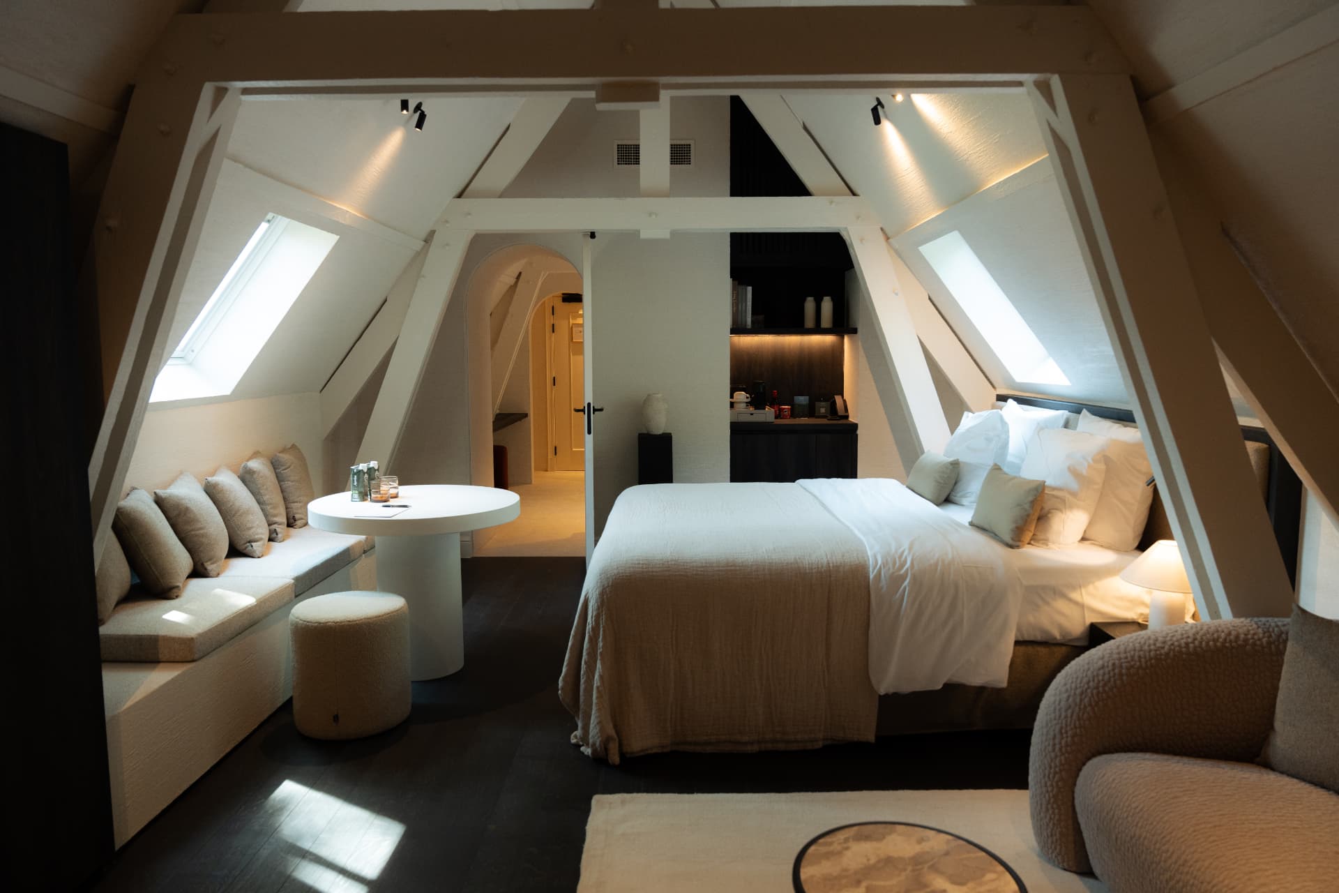 Suite — 2/3