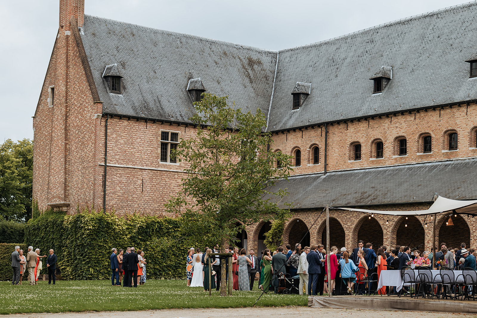 Guests at reception in the arcade of Priorij Corsendonk