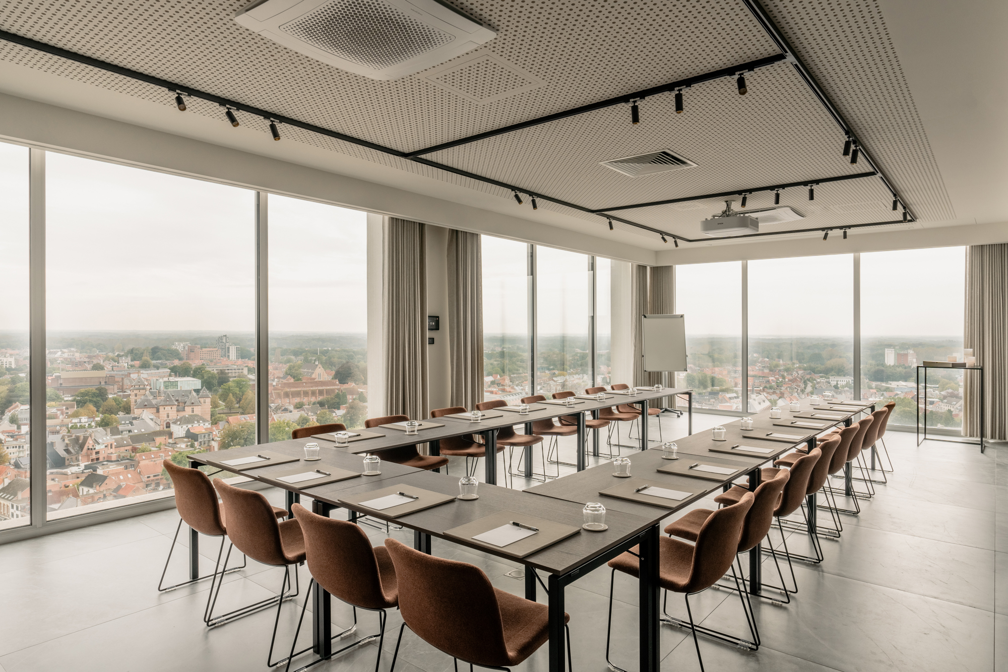 Meeting room with 360° view on the 17th floor at Sky Venue in Turnhout