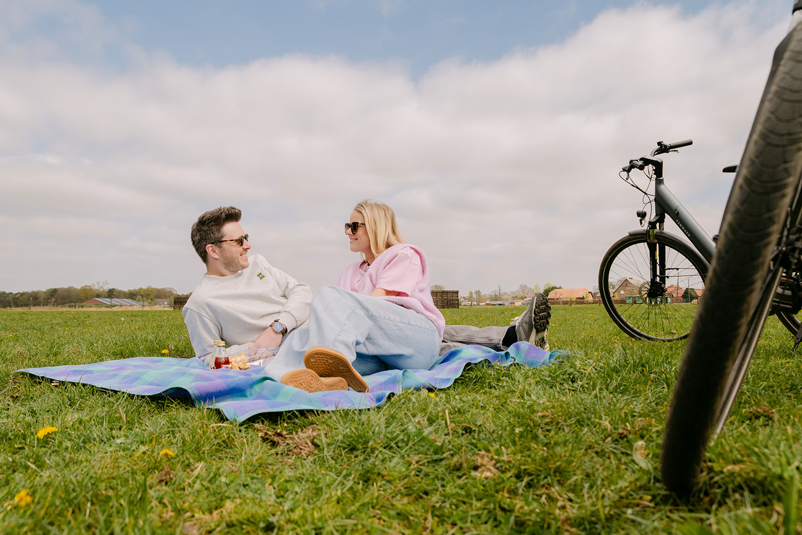 Cycling or walking package with luggage service — arrangement