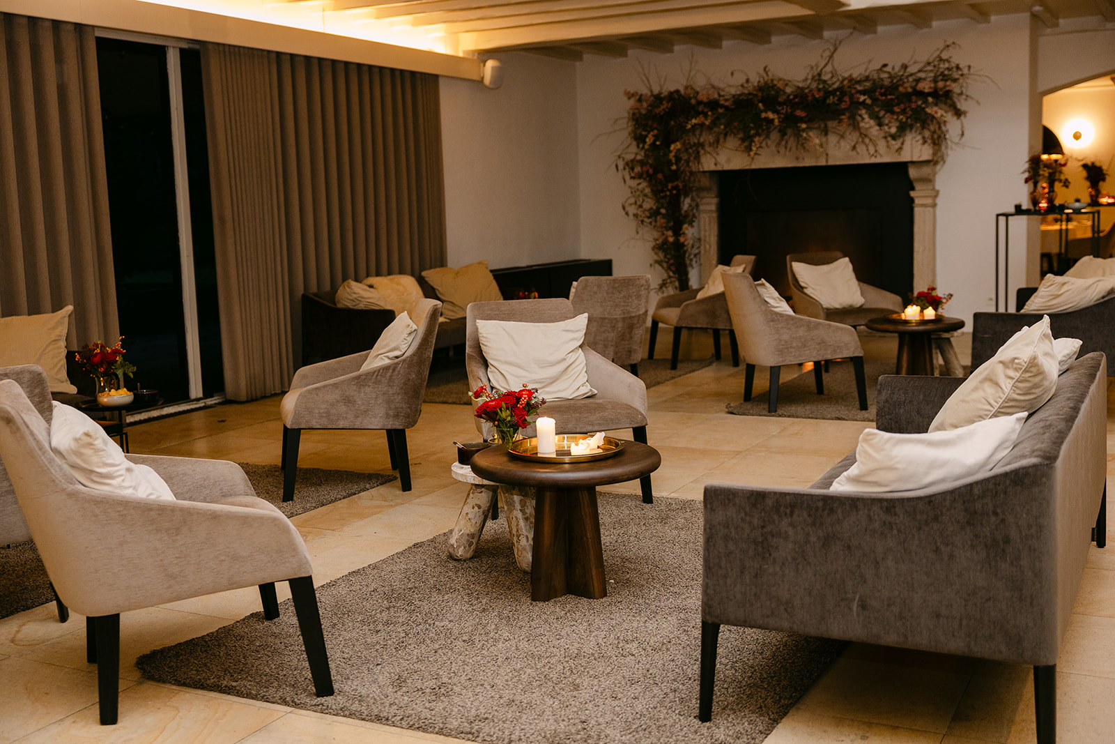 Lounge with fireplace for the party