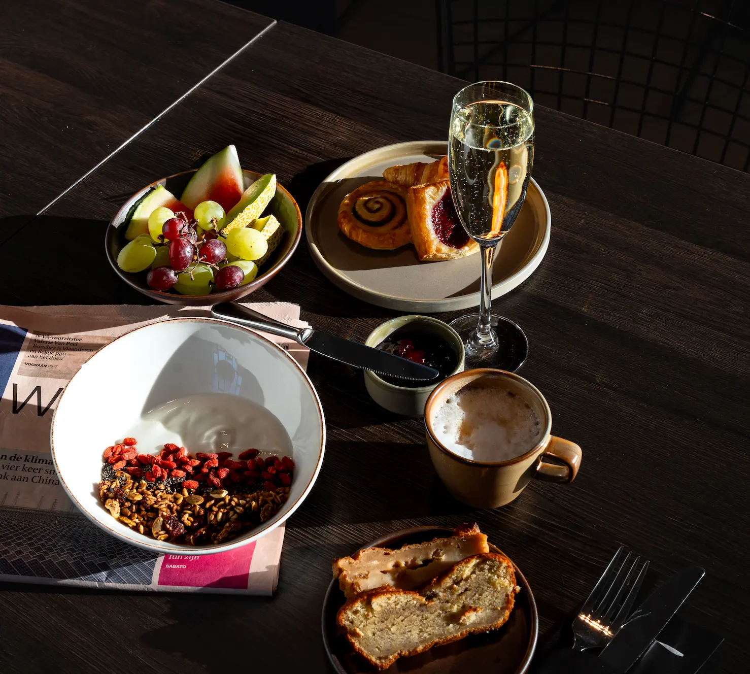 Ontbijttafel met yoghurtbowl, vers fruit, viennoiserie, koffie en cava bij Corsendonk Turnova