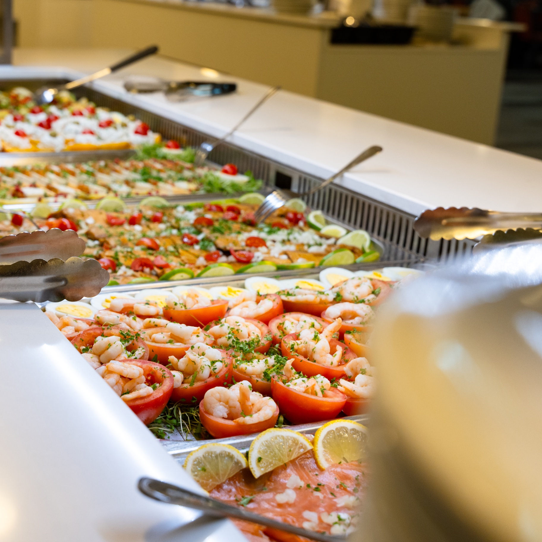 Verse gamba's, zalm en salades op het buffet van Corsendonk Duinse Polders