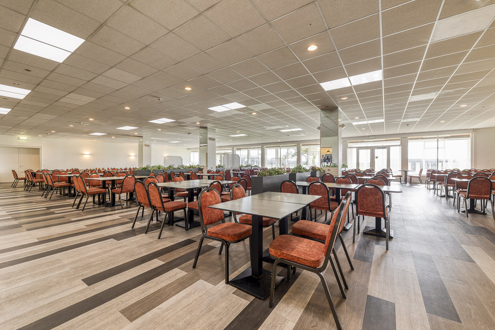 Lichte restaurantzaal met ruime tafelopstelling bij Corsendonk Duinse Polders