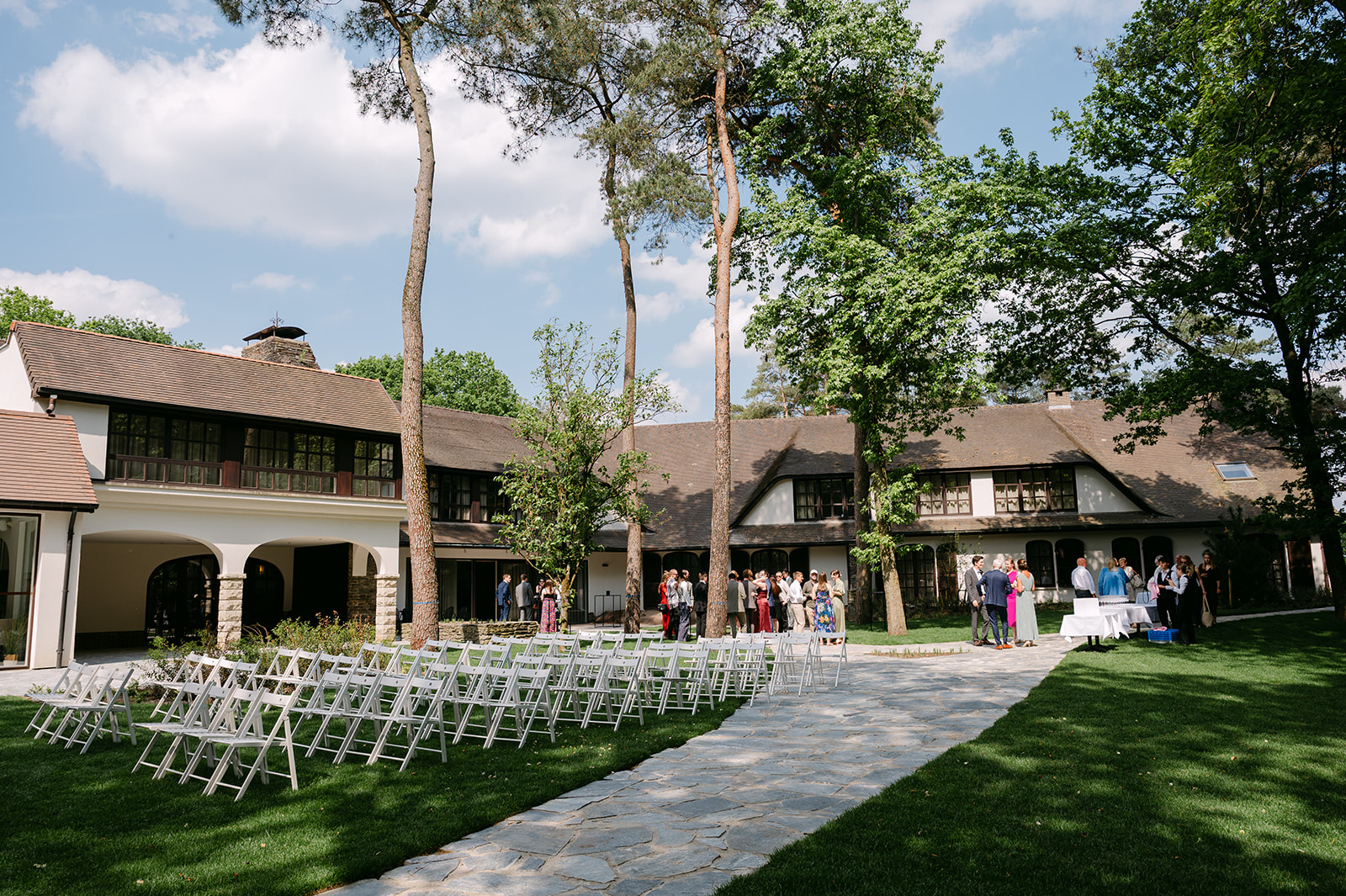 Ceremony set-up with white chairs in the garden of Corsendonk Hooge Heyde