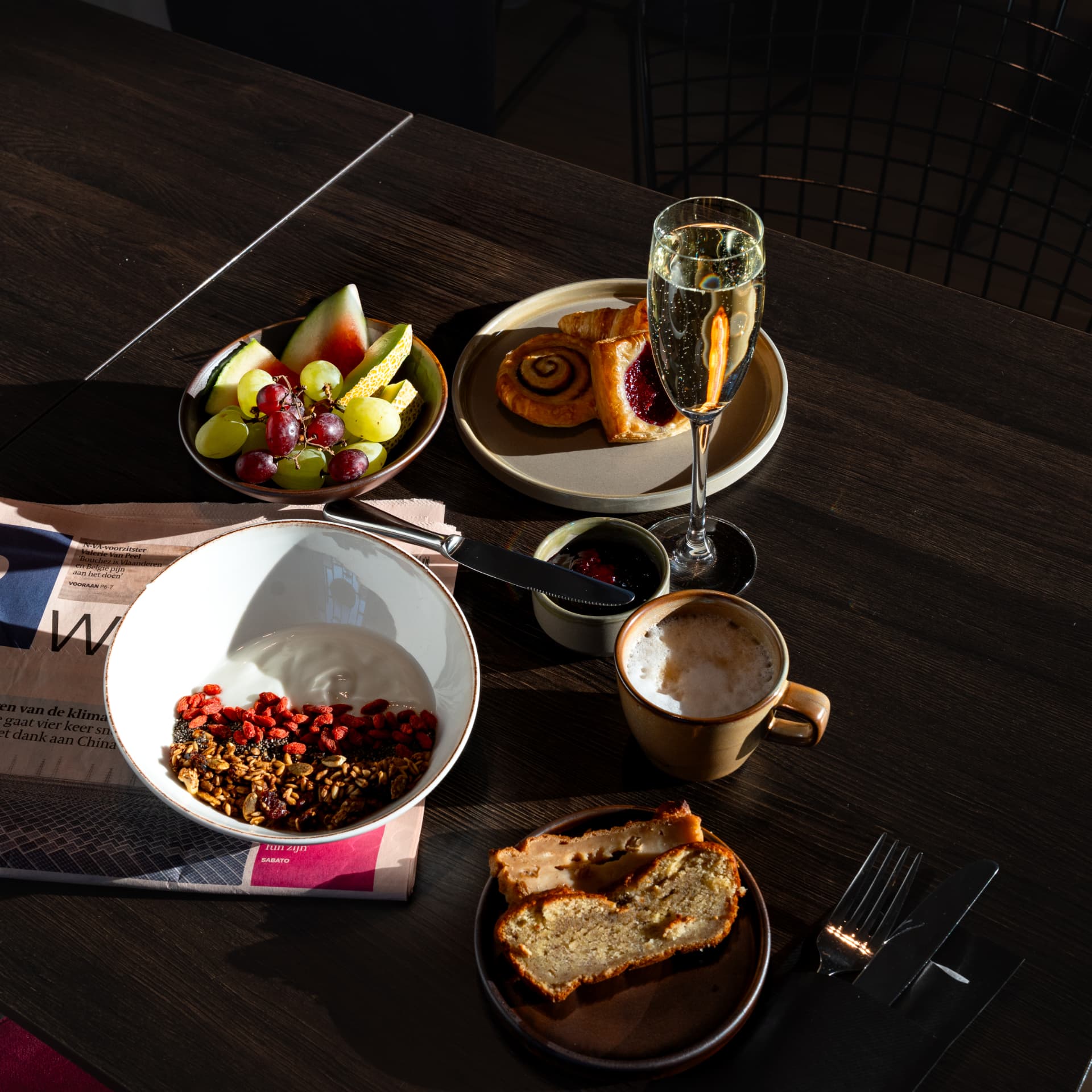 Ontbijttafel met yoghurtbowl, vers fruit, viennoiserie, koffie en cava bij Corsendonk Turnova