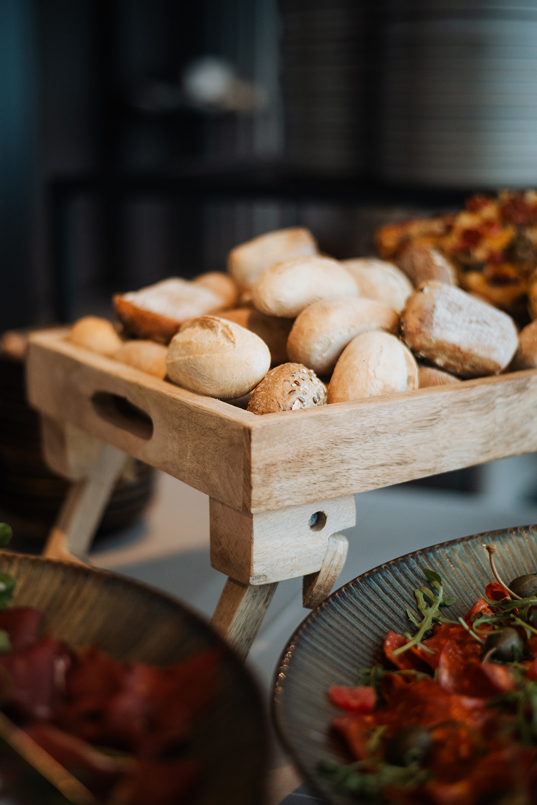 Houten broodmand met verse broodjes op het brunchbuffet