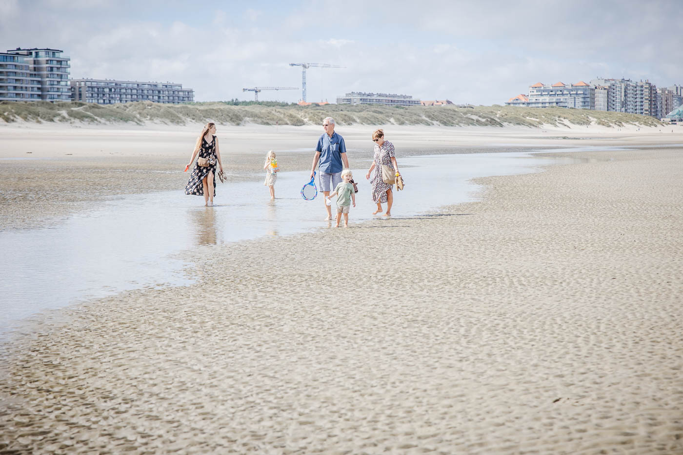 Familie wandelt aan het strand van Blankenberge