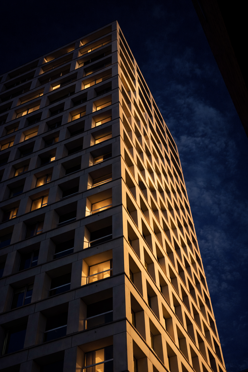 Verlichte hotelkamers in de avondlucht van de Turnova-toren bij Sky Nights