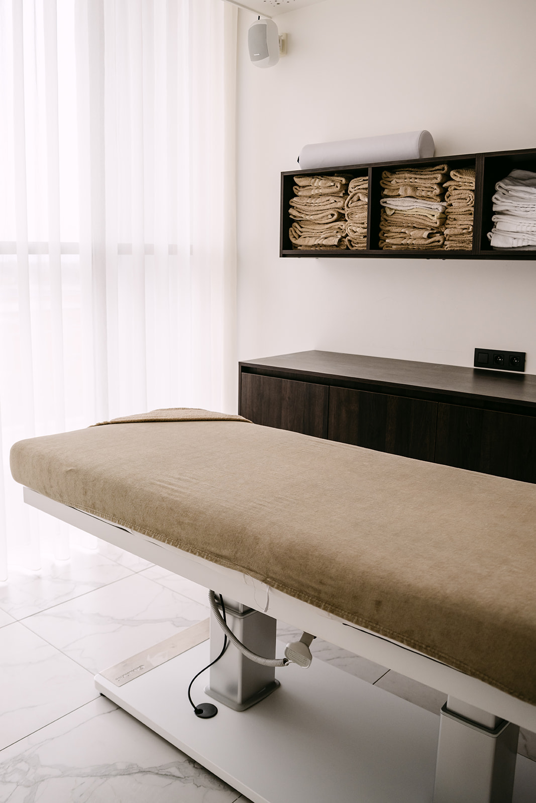Behandelruimte met massagetafel en warme handdoeken bij Wellness Turnova