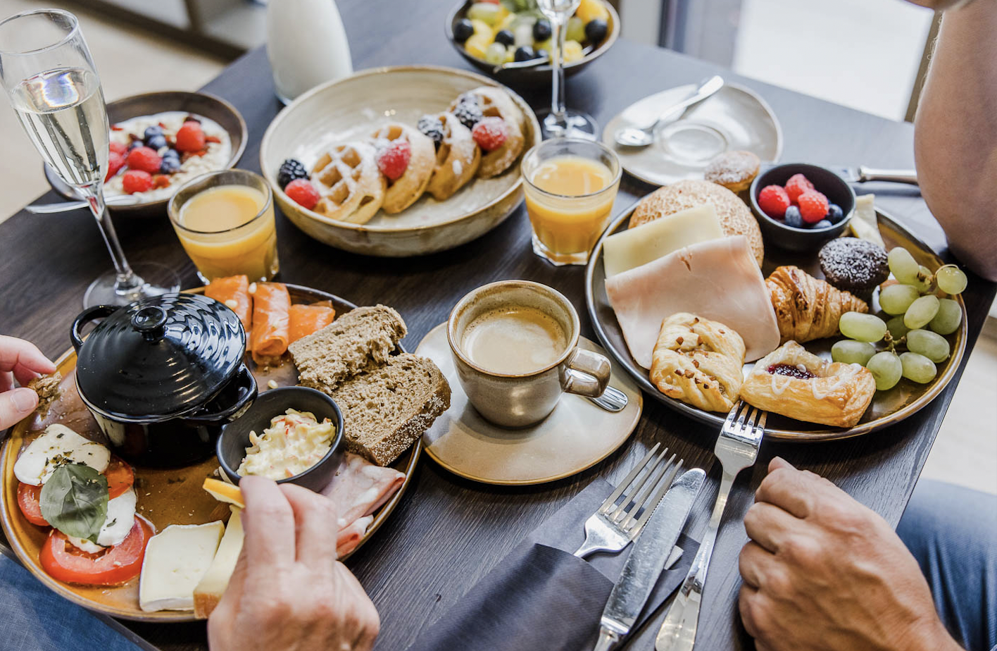 Rijkelijk plateau met wafels, vers fruit, charcuterie, kazen, viennoiserie en cava bij Corsendonk Turnova