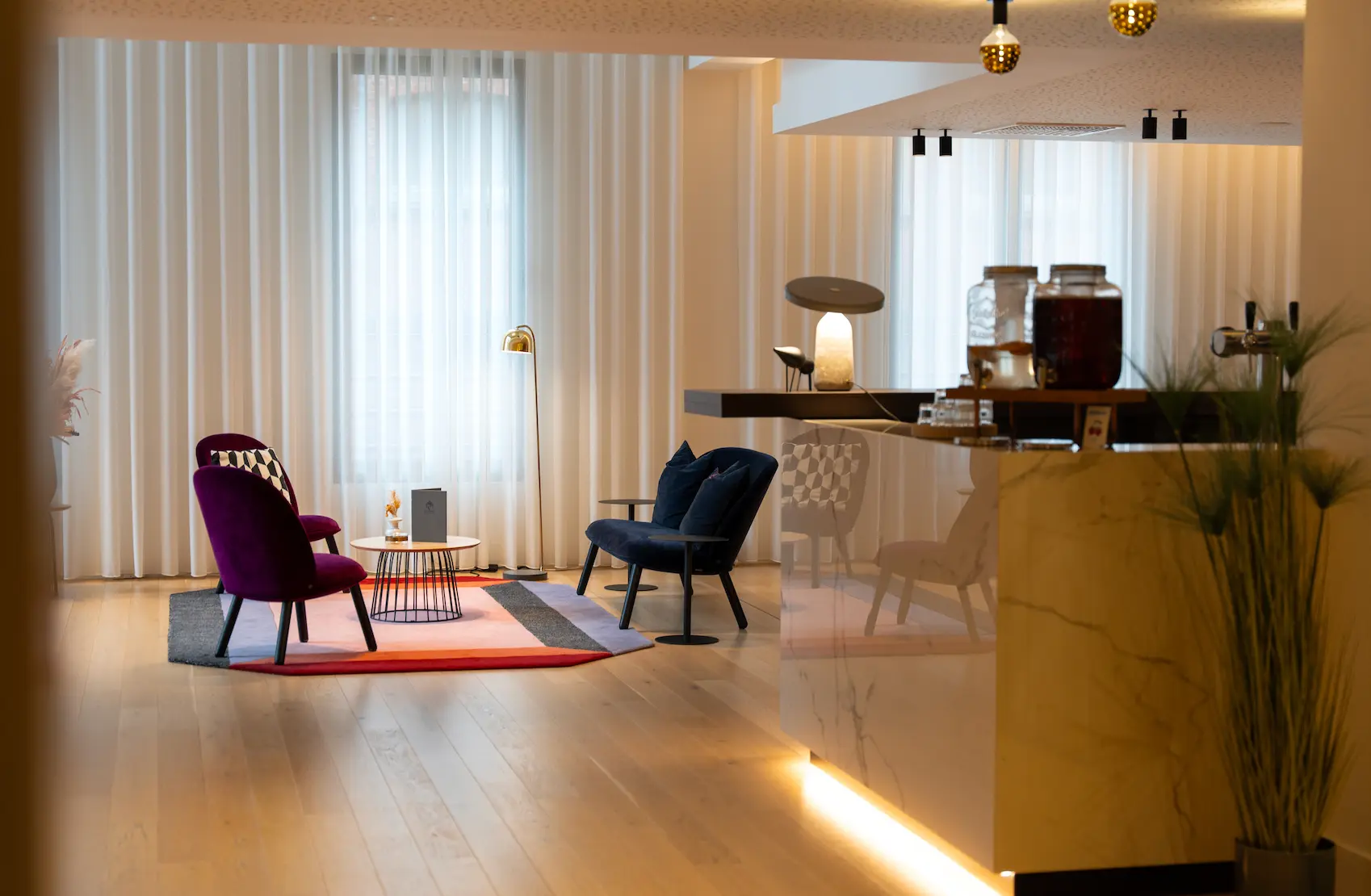 Loungehoek met fauteuils en drankenbuffet bij Corsendonk Turnova