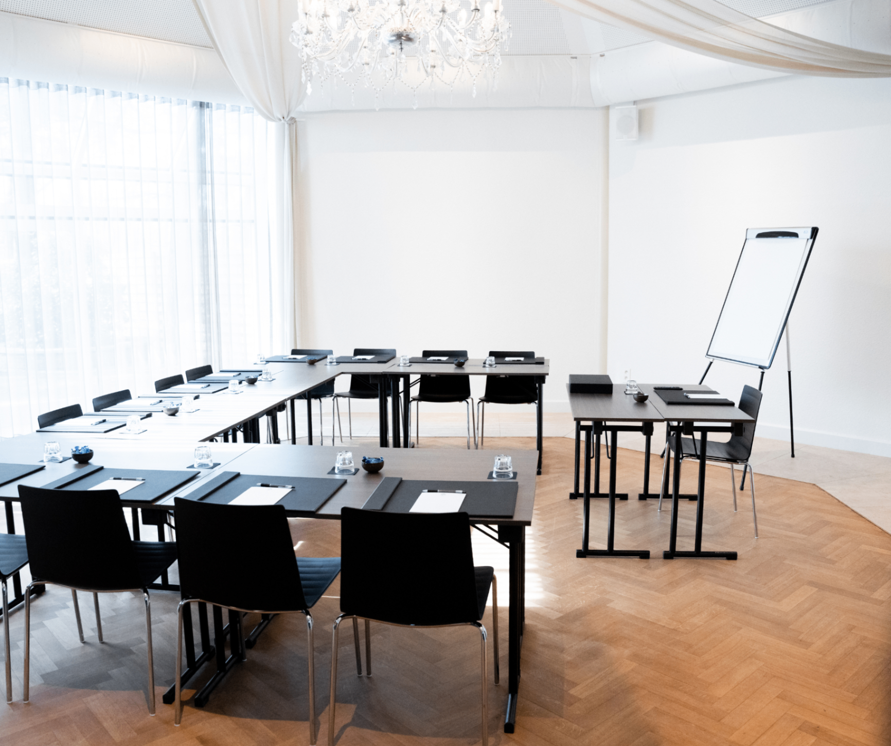 U-shaped meeting room with flipchart and herringbone parquet at Corsendonk Hooge Heyde