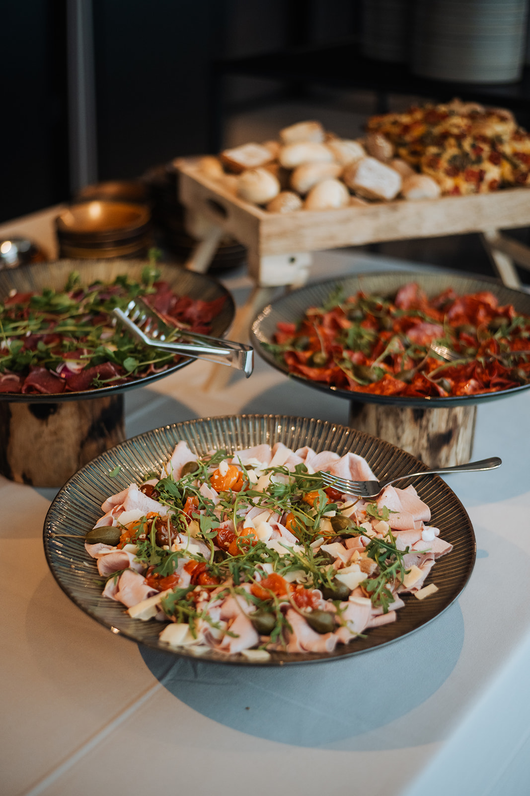 Schalen met charcuterie, salades en broodjes op het brunchbuffet
